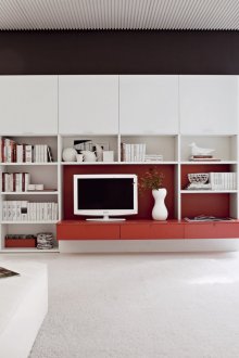 Φωτεινό σαλόνι με κόκκινη προφορά