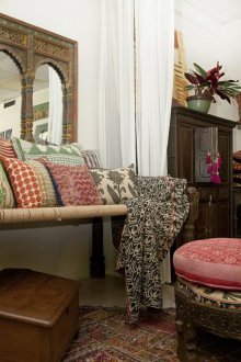 Oriental στυλ στο εσωτερικό με ξύλινα έπιπλα.