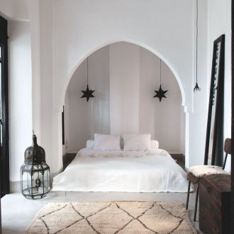 Oriental στυλ στο εσωτερικό με ένα κρεβάτι.