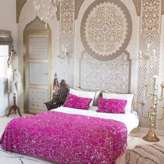 Ανατολικό στυλ στο εσωτερικό με ζωγραφική