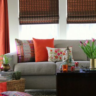 Ανατολικό στυλ στο εσωτερικό με ειδώλια.