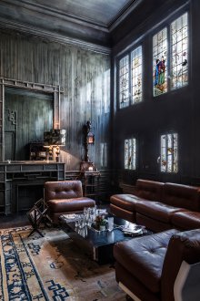 Ανατολικό ύφος στο εσωτερικό με βιτρό.