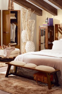 Διαμόρφωση επίπλων σε ξύλινο υπνοδωμάτιο