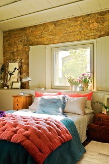 Διαμόρφωση επίπλων σε υπνοδωμάτιο με πέτρινο τοίχο