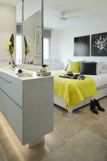 Διαρρύθμιση επίπλων στο υπνοδωμάτιο με έργα ζωγραφικής