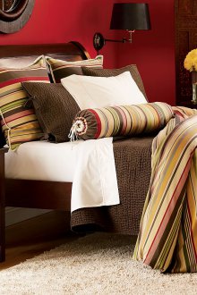 Διαρρύθμιση επίπλων στο κόκκινο υπνοδωμάτιο