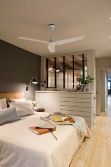 Η διάταξη των επίπλων στο υπνοδωμάτιο στο διαμέρισμα