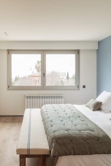 Η διάταξη των επίπλων στο υπνοδωμάτιο σε ένα απλό σχέδιο