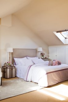 Διαμόρφωση επίπλων σε υπνοδωμάτιο σε παστέλ χρώματα