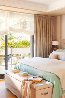 Η διάταξη των επίπλων στο υπνοδωμάτιο με ριγέ ταπετσαρία