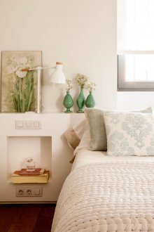 Διαρρύθμιση επίπλων σε φωτεινό υπνοδωμάτιο