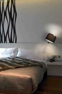 Η διάταξη των επίπλων στην κρεβατοκάμαρα με ένα σχέδιο στον τοίχο