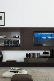 Μικρός ξύλινος τοίχος με ενσωματωμένη τηλεόραση