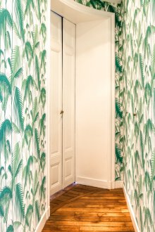 Τυρκουάζ ταπετσαρία στο διάδρομο