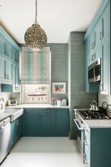 Τυρκουάζ ταπετσαρία στο εσωτερικό της κουζίνας