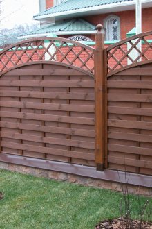 Όμορφο τοξωτό φράχτη από ξύλο