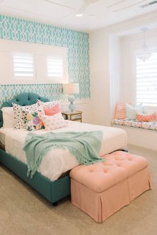 Τυρκουάζ ταπετσαρία σε παστέλ χρώματα.