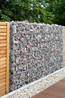 Φράχτη από ξύλο και γκαζόν