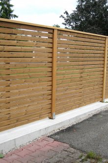 Ένα ελαφρύ ξύλινο φράχτη κοντά σε μια εξοχική κατοικία