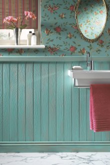 Τυρκουάζ ταπετσαρία στο μπάνιο