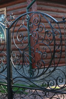 Κομψό φράχτη από σφυρήλατο σίδερο στο εξοχικό σπίτι