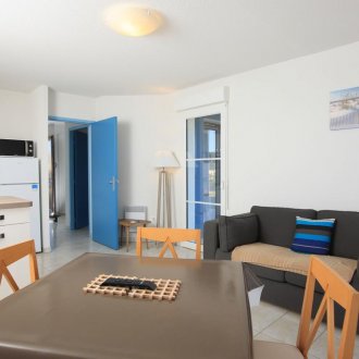 Μπλε πόρτες στο σαλόνι