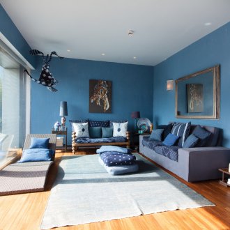 Καθιστικό με μπλε εθνοτικά στυλ