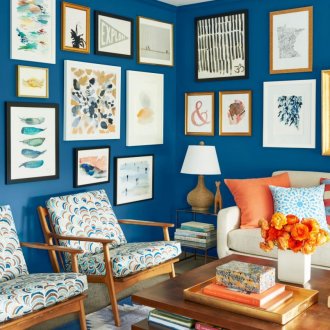 Μπλε σαλόνι με έργα ζωγραφικής στον τοίχο