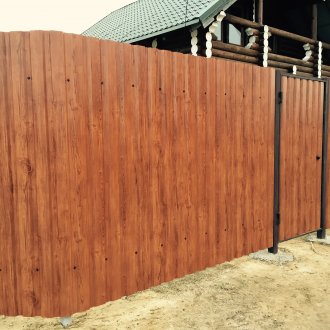 Φράχτη από επαγγελματικό δάπεδο με σχέδιο κάτω από δέντρο