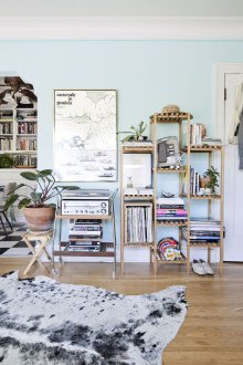 Μπλε ζωγραφισμένοι τοίχοι στο σαλόνι