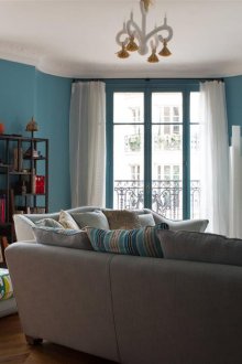 Μπλε σαλόνι με χύτευση από γυψομάρμαρο