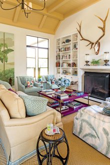 Μπλε ταπετσαρία σε έπιπλα καθιστικού