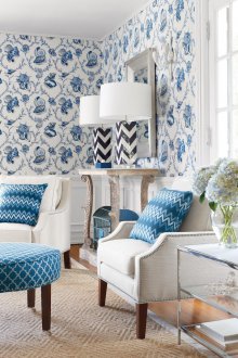 Μπλε ταπετσαρία με ένα σχέδιο στο σαλόνι