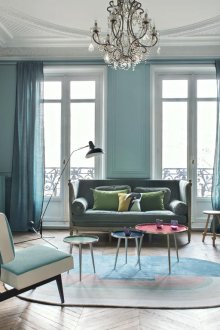 Καθιστικό με μπλε πάνελ.