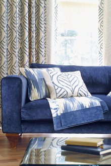 Μπλε μαξιλάρια στο σαλόνι