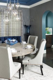 Μπλε οροφή στο σαλόνι