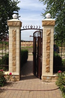 Φράχτη από πέτρα και μεταλλικά πλαστά στοιχεία