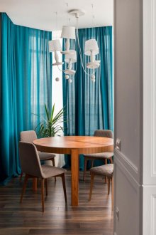 Μπλε κουρτίνες στο σαλόνι