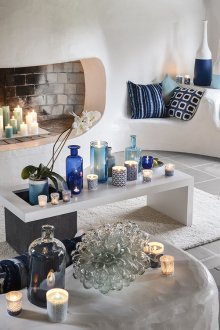 Μπλε σαλόνι με κεριά