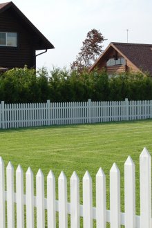 Λευκό ξύλινο φράκτη στο οικόπεδο