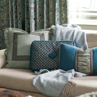 Καθιστικό με μπλε ύφασμα.