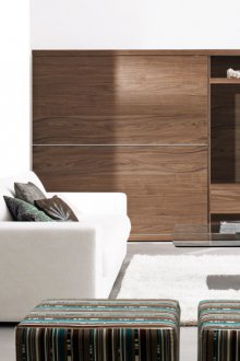 Ο τοίχος στο σαλόνι είναι καφέ