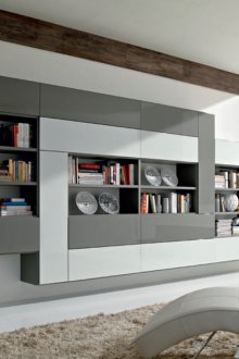 Ο τοίχος στο καθιστικό είναι γκρίζος