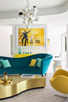 Τυρκουάζ καναπέ στο σαλόνι