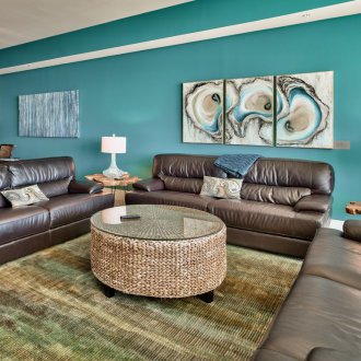 Τυρκουάζ σχέδιο σαλόνι με πίνακες ζωγραφικής.