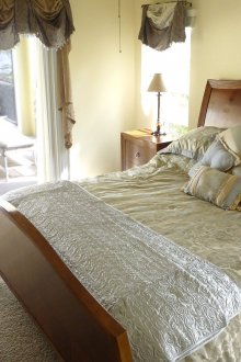 Μπεζ ταπετσαρία σε ένα μικρό υπνοδωμάτιο