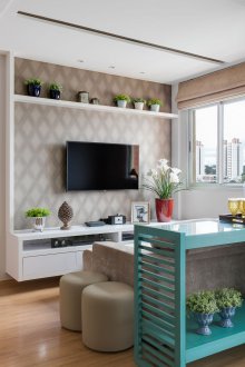 Τραπέζι με τιρκουάζ κονσόλα στο σαλόνι