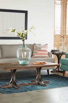 Τιρκουάζ πολυθρόνα στο σαλόνι