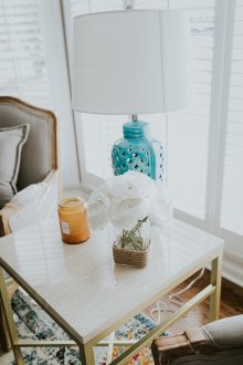 Τυρκουάζ λαμπτήρα στο σαλόνι