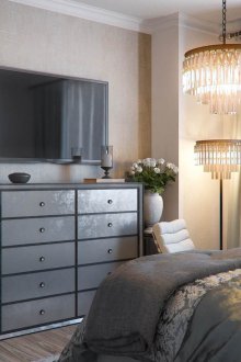 Μπεζ και λευκή ταπετσαρία σε ένα μικρό υπνοδωμάτιο.